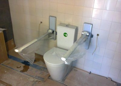 Exemplo de quarto de banho adaptativo para Turismo Acessível